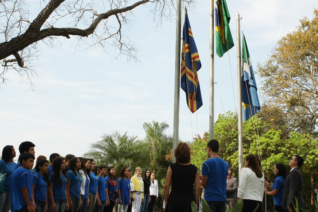 Imagem: Como parte do projeto, estudantes hasteiam bandeiras na área externa da ALMS.