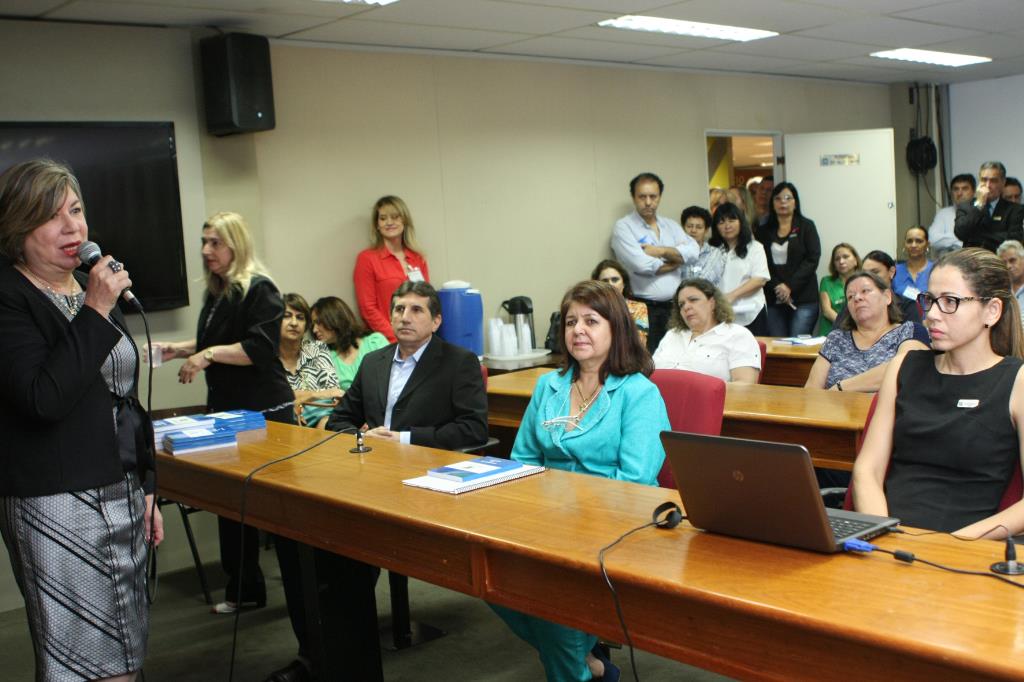 Imagem: Palestra aos servidores foi proferida por Marlene Figueira, diretora de recursos humanos da AL.