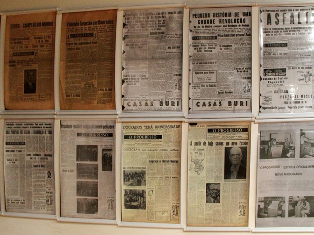Imagem: Exposição de capas histórias do jornal O Progresso pode ser conferida no saguão da ALMS.