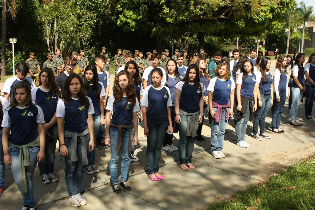 Imagem: Estudantes do Colégio Oswaldo Tognini participam de hasteamento das bandeiras em frente à ALMS.