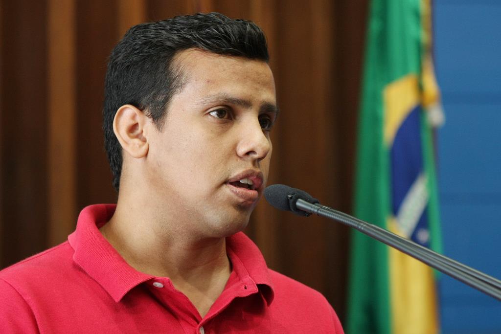 Imagem: Aires Ferreira, representante da comissão dos remanscentes, falou em nome dos aprovados.