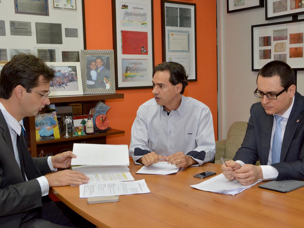 Imagem: Marquinhos e representantes de órgãos de defesa do consumidor se reuniram para melhorar TAC.