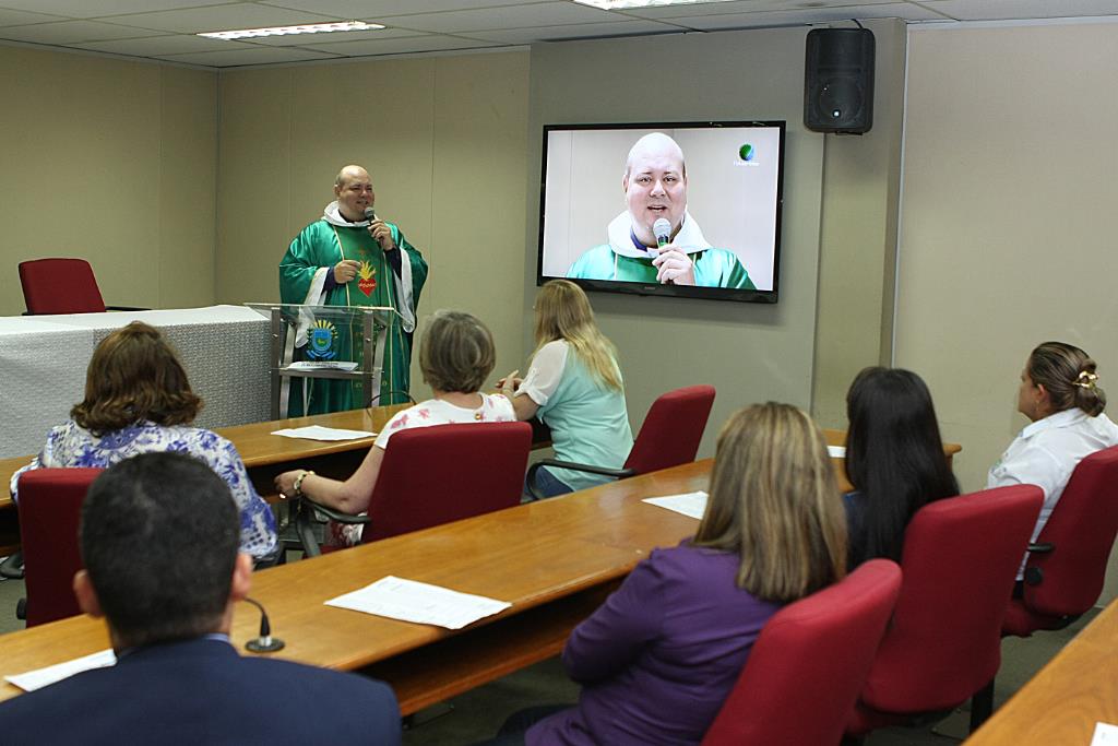 Imagem: Missa do mês de outubro foi realizada pelo padre Paulo Roberto de Oliveira.