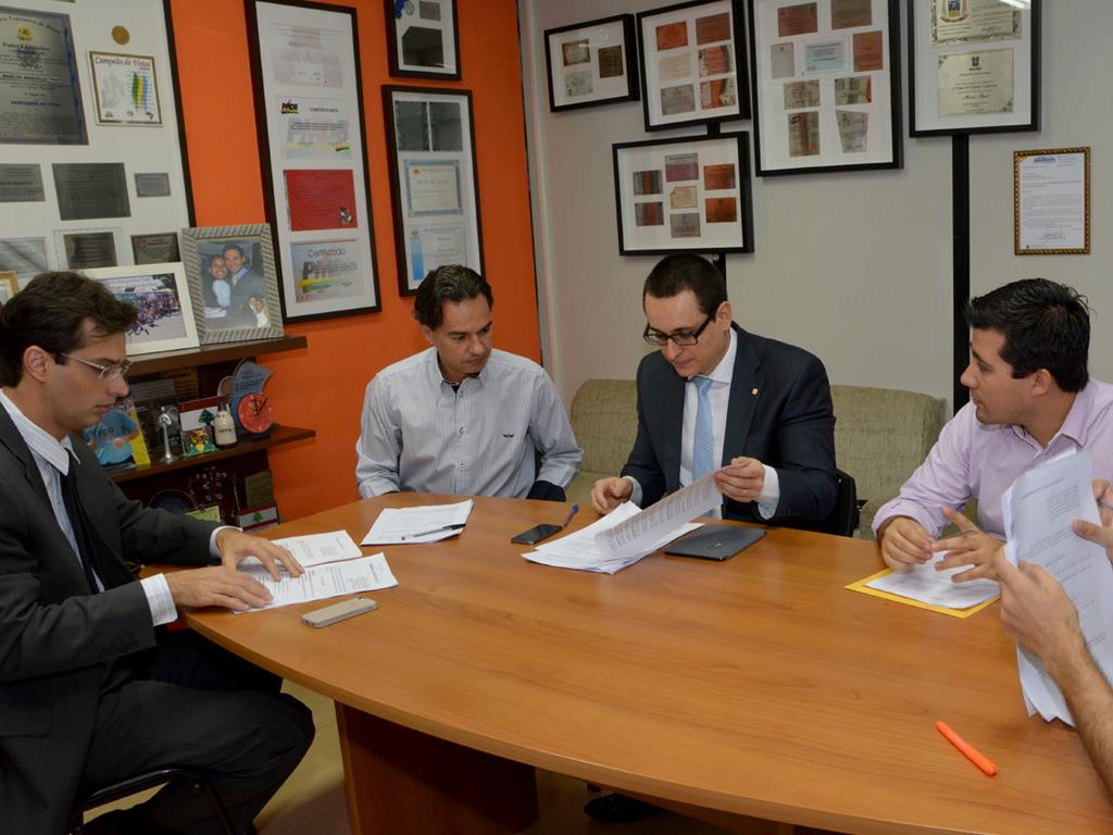 Imagem: Marquinhos e representantes de órgãos de defesa do consumidor se reuniram na sexta-feira.