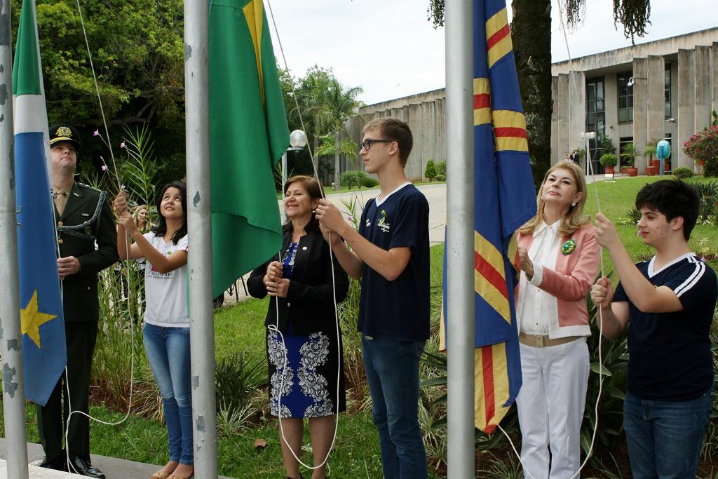 Imagem: Os estudantes hastearam bandeiras em solenidade em frente ao prédio da ALMS.