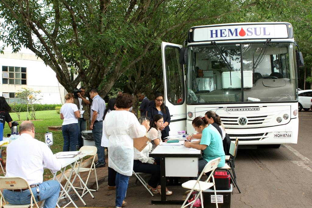 Imagem: Pelo sétimo ano consecutivo, ônibus do Hemosul ficou estacionado na AL para servidores doarem sangue.