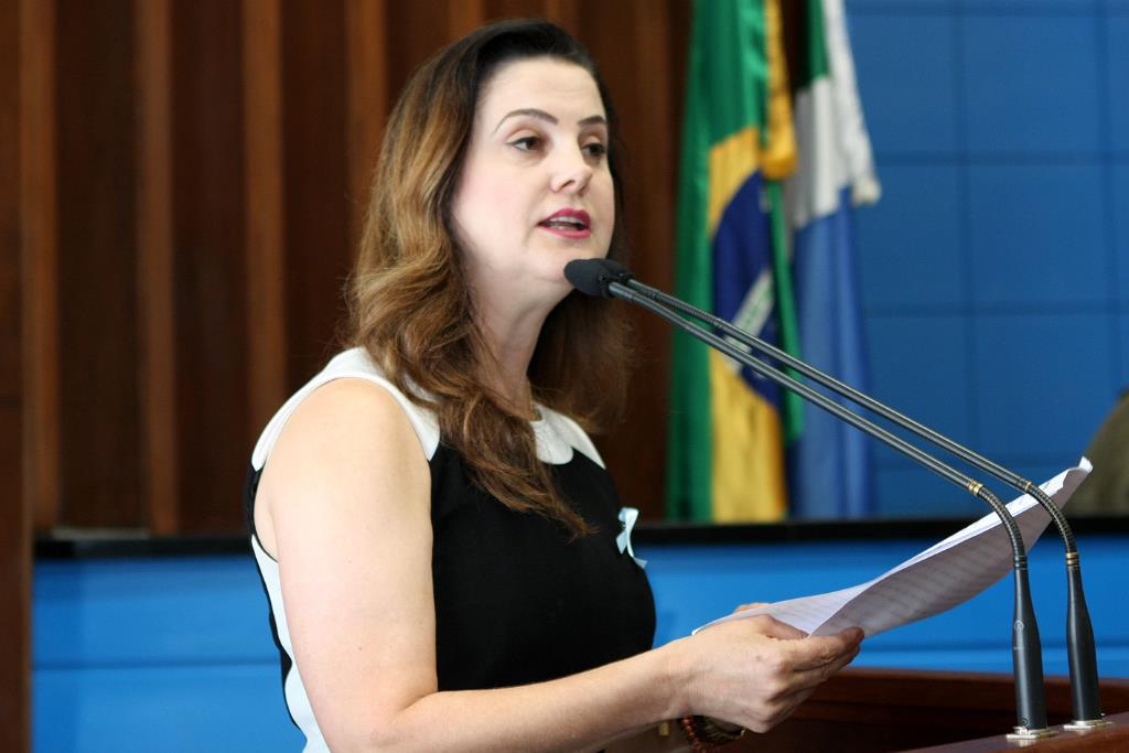 Imagem: Deputada defende apoio às candidaturas de mulheres para atingir cota de 30% de representação feminina.