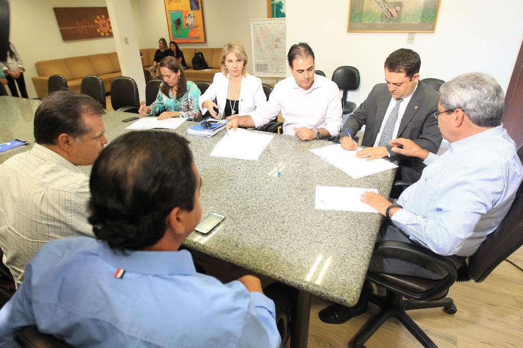 Imagem: Marcio Fernande assina convênio para construção da pista de laço