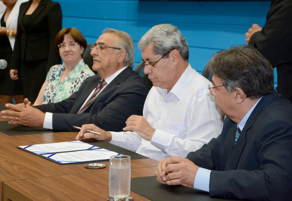 Imagem: O governador André Puccinelli participa da assinatura das emendas no Legislativo