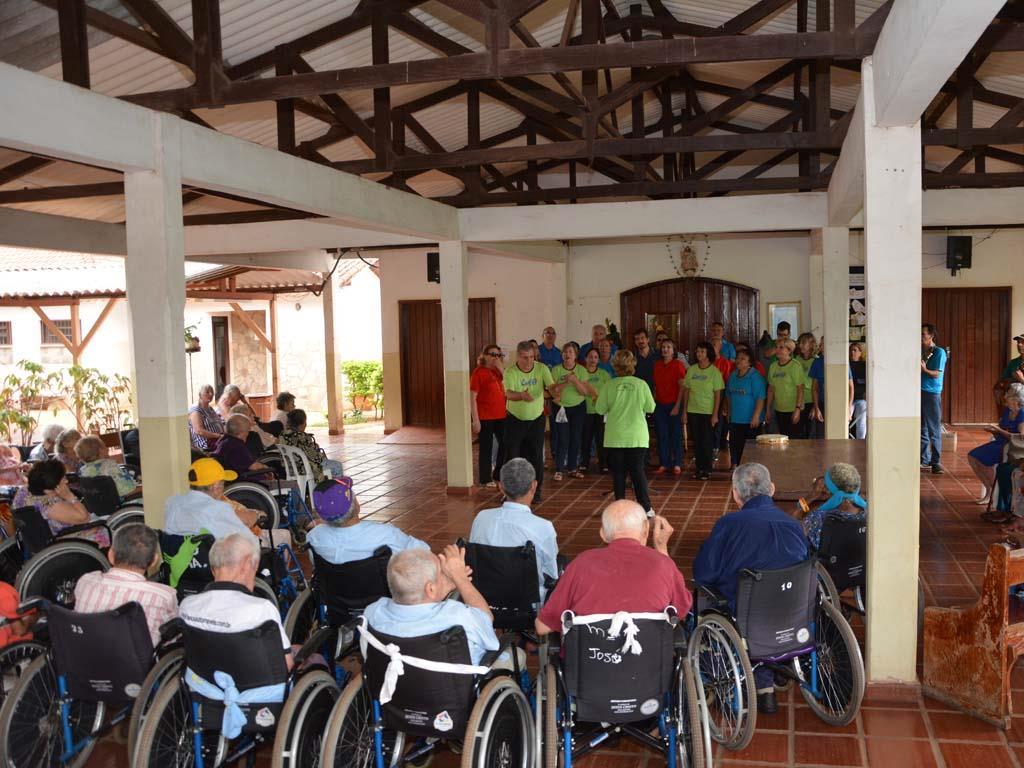 Imagem: Coral levou música e doações para os 101 idosos atendidos pelo Recanto