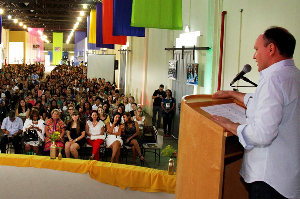 Imagem: Junior Mochi discursa na abertura de seminário da OMEP