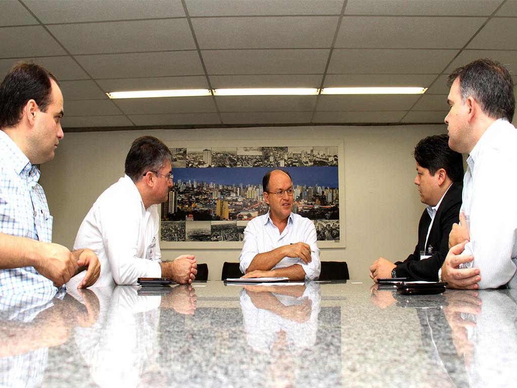 Imagem: A reunião entre presidente da AL e representantes da Associação Comercial na sala da presidência nesta tarde