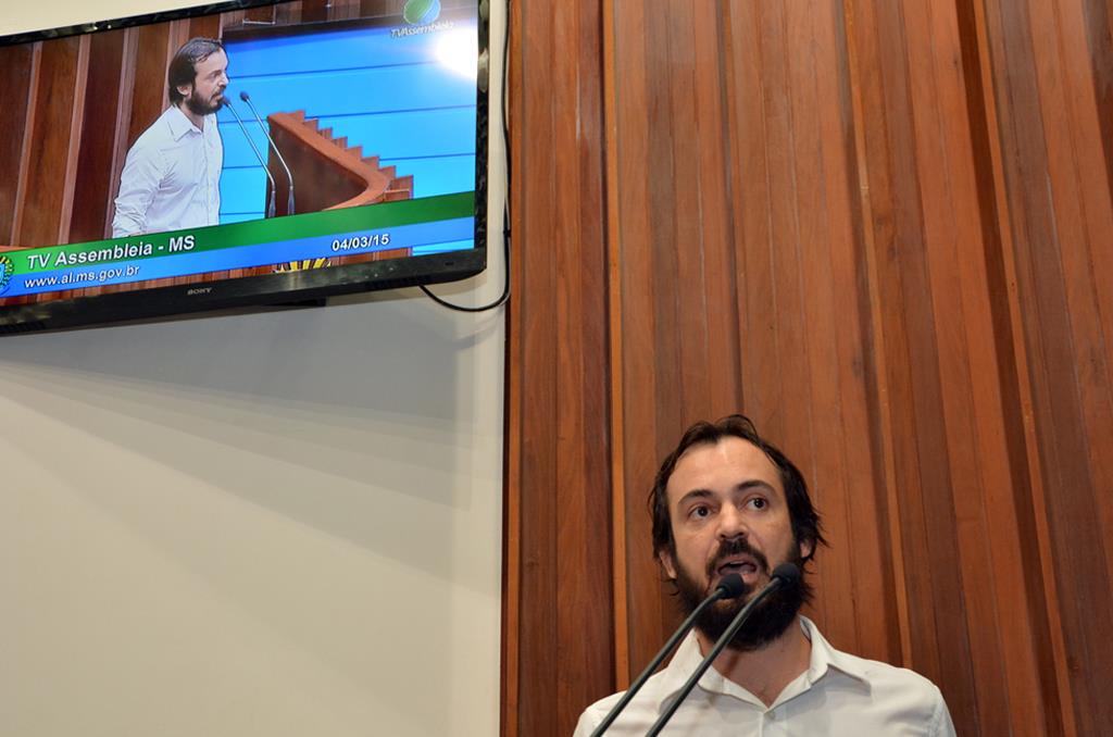 Imagem: Rogério Batalha usou a tribuna para expor as dificuldades da classe artística que ontem ocupou o prédio da Fundac na Capital