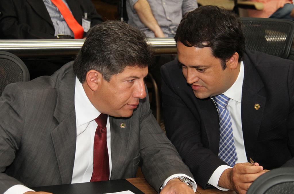 Imagem: Deputado Lidio Lopes discute projeto de lei com o deputado Marcio Fernandes, autor da matéria