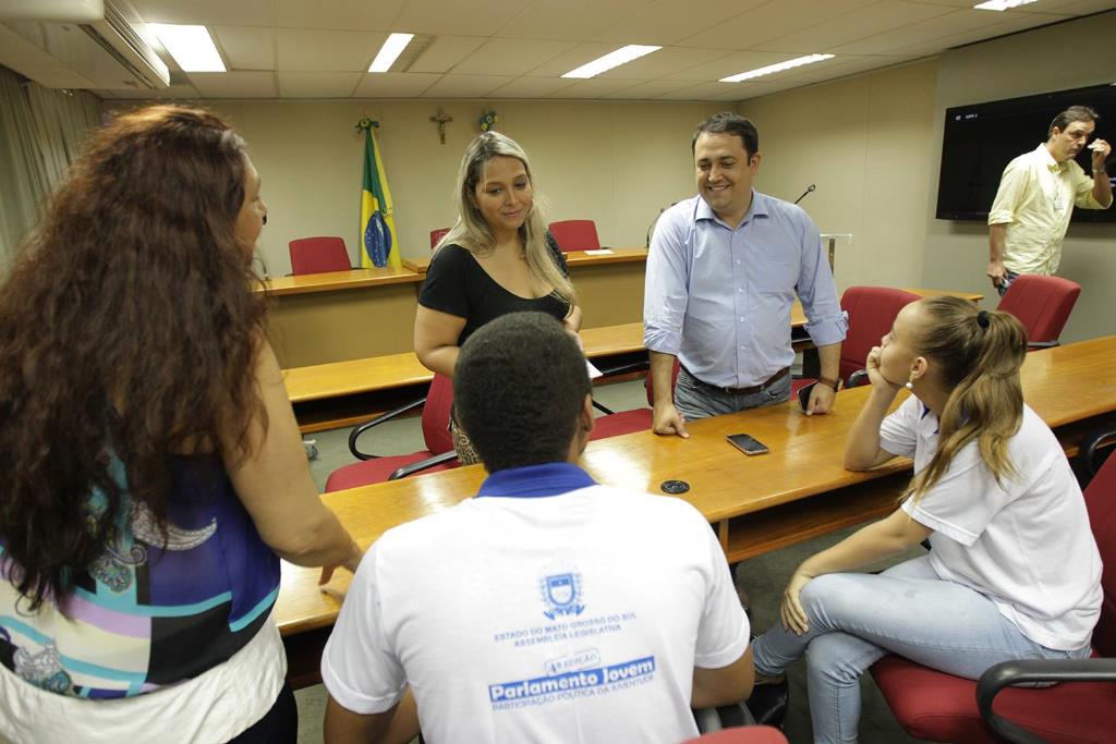 Imagem: Deputado Marcio Fernandes conversa com jovens parlamentares