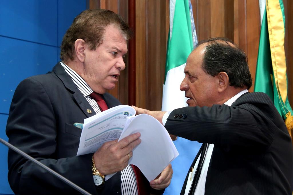 Imagem: Maurício Picarelli conversa sobre o projeto de sua autoria com o deputado Zé Teixeira