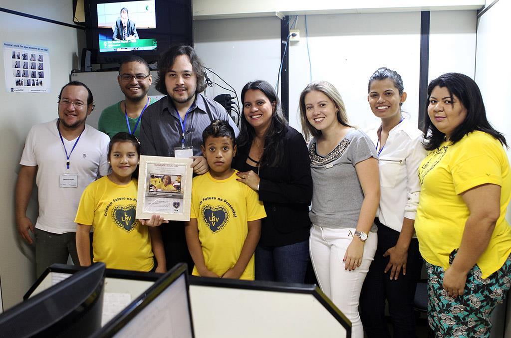 Imagem: Homenagem foi entregue da tarde desta terça-feira durante visita na TV Assembleia