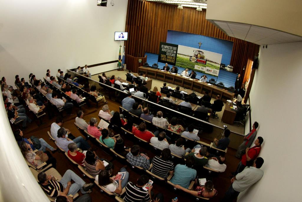 Imagem: O consumo por habitante no Brasil é de cerca de 7 litros de agrotóxicos por ano