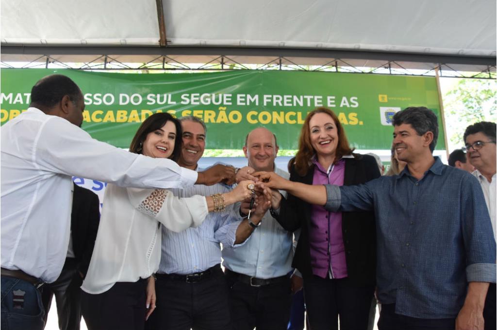 Imagem: Mara Caseiro e Azambuja entregam chave de ambulância