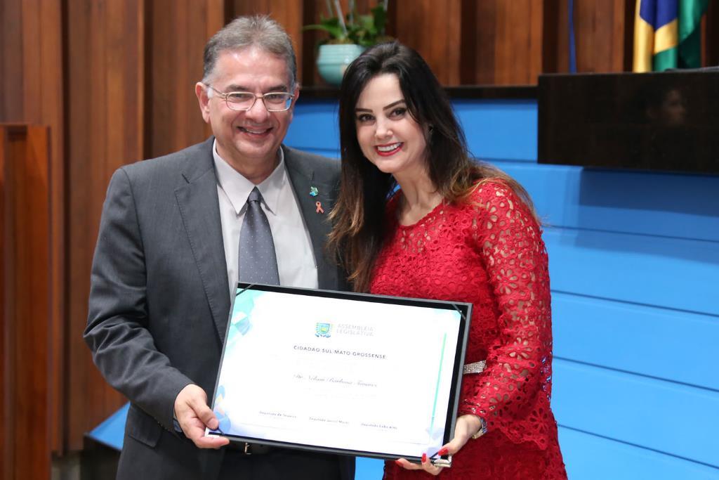 Imagem: Mara Caseiro homenageia secretário de Saúde do Estado e mais três personalidades