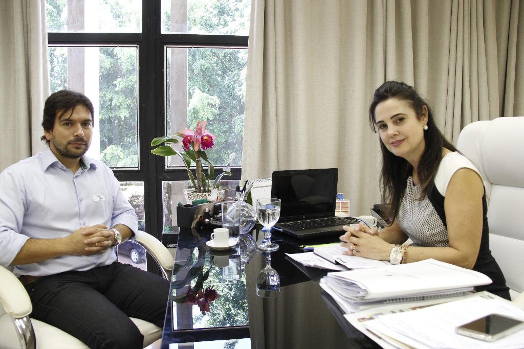 Imagem: Mara Caseiro conversa sobre demandas da Polícia Civil com presidente do Sinpol