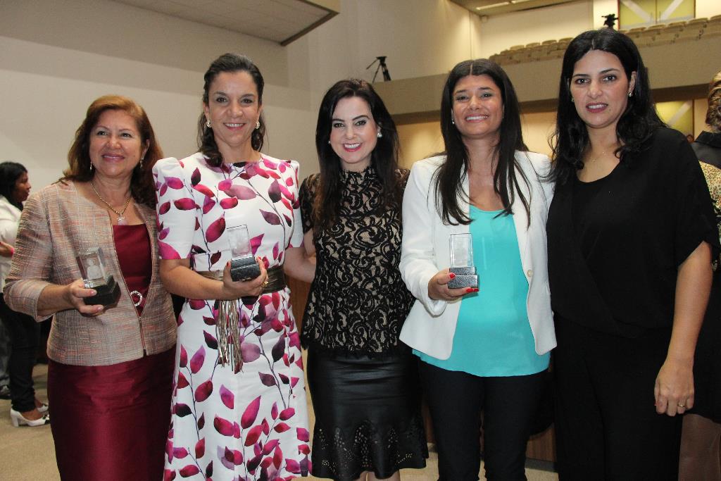 Imagem: Mara Caseiro ao lado das homenageadas