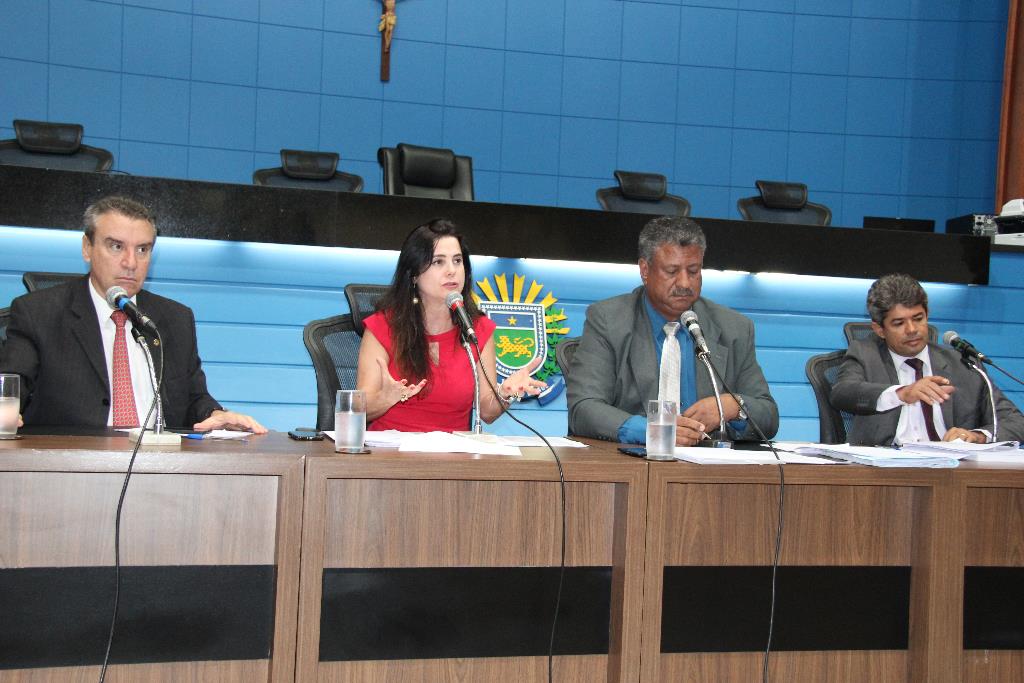 Imagem: Mara Caseiro e Paulo Corrêa questionam coordenador sobre aplicação dos recursos