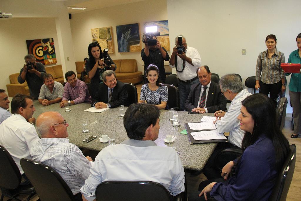 Imagem: Mara Caseiro participa de assinatura de convênio para Tacuru