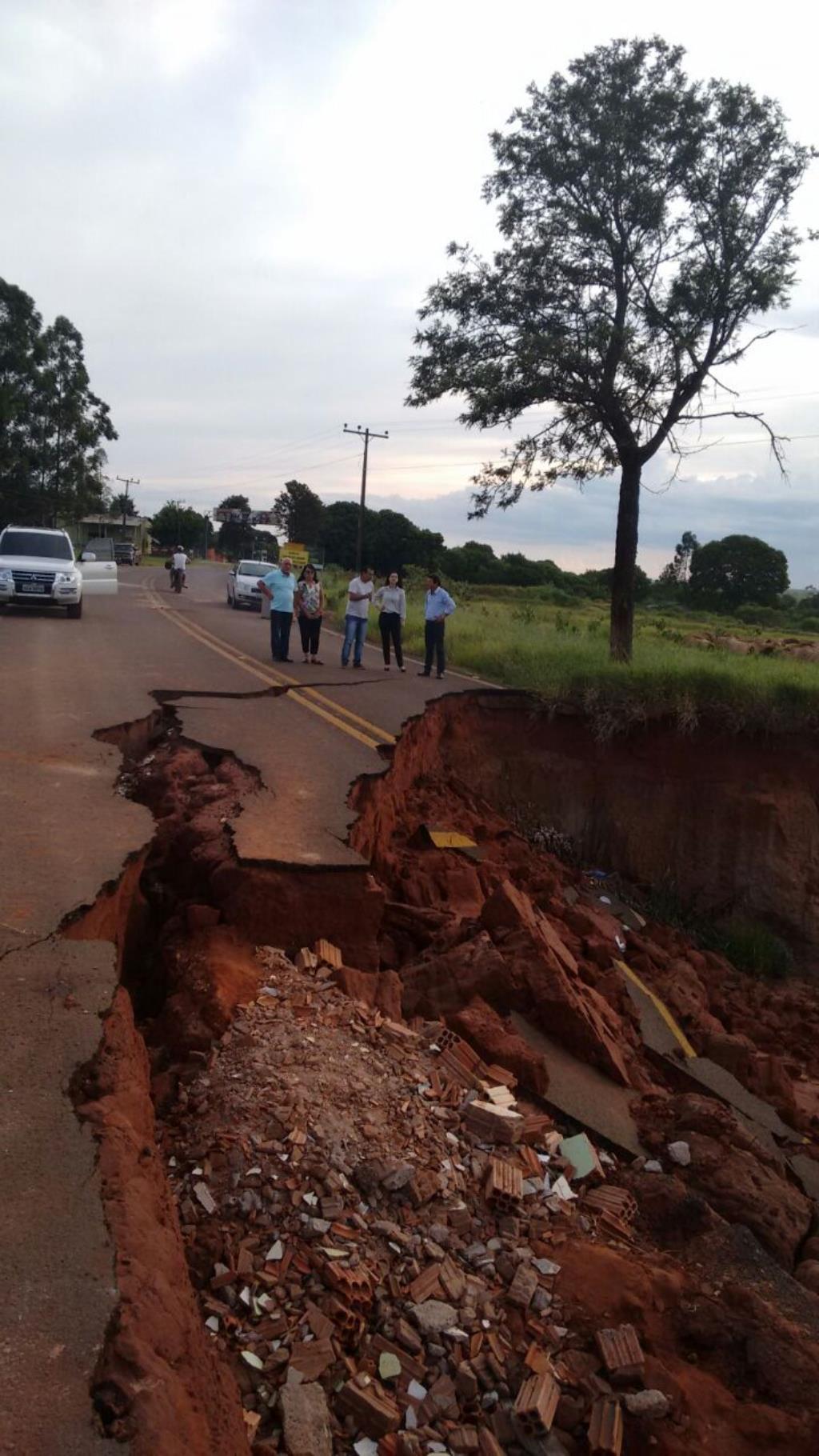 Imagem: Mara Caseiro e lideranças de Tacuru visitam o local onde será feita obra