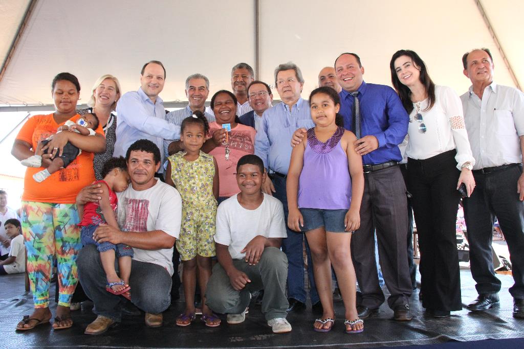 Imagem: Mara Caseiro participa da entrega das chaves à população