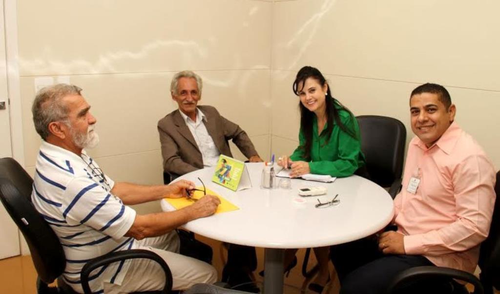Imagem: Mara Caseiro ao lado do fundador do partido durante reunião em seu gabinete