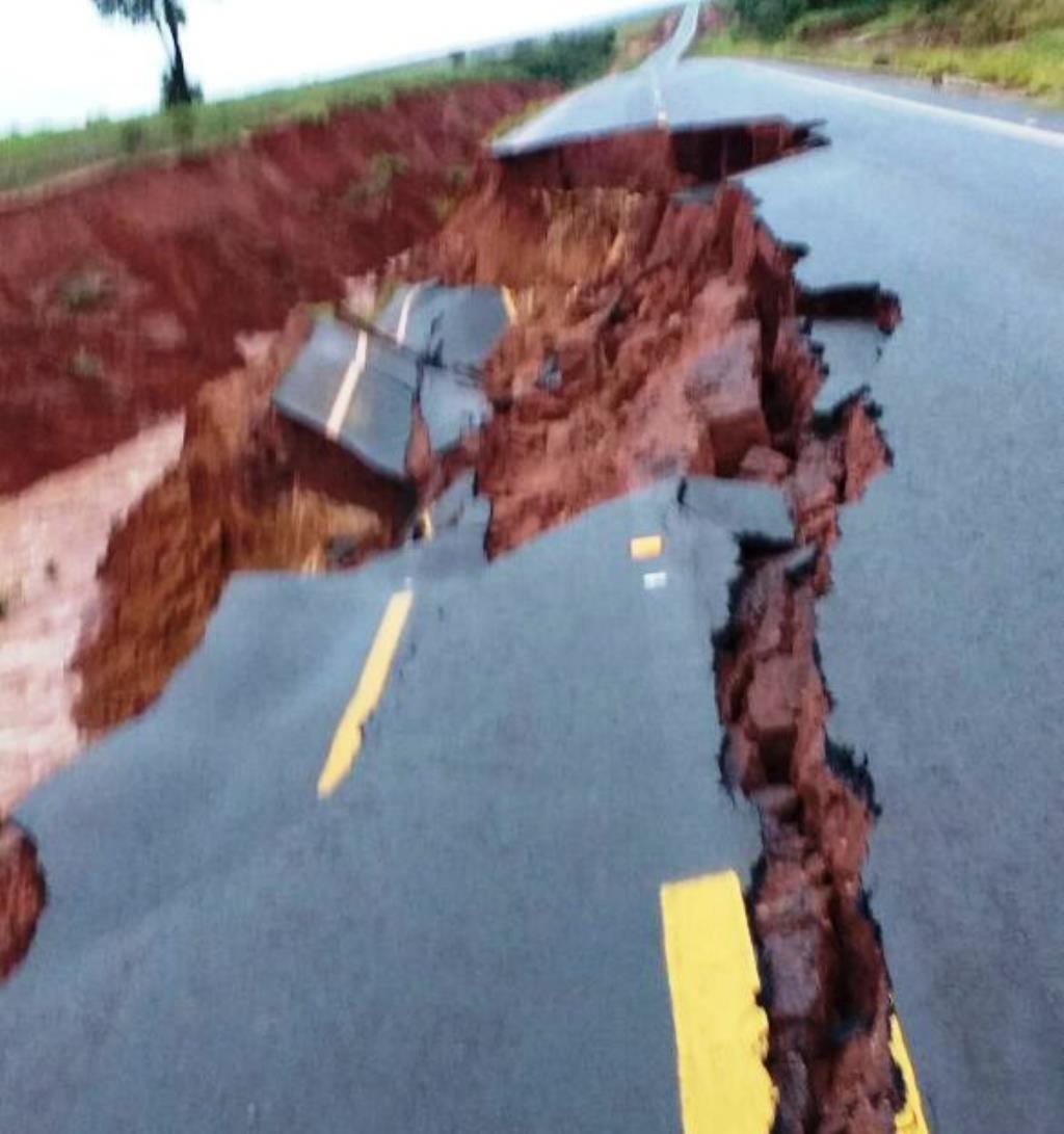 Imagem: Fenda aberta na MS-180, próximo à entrada do rancho Loma