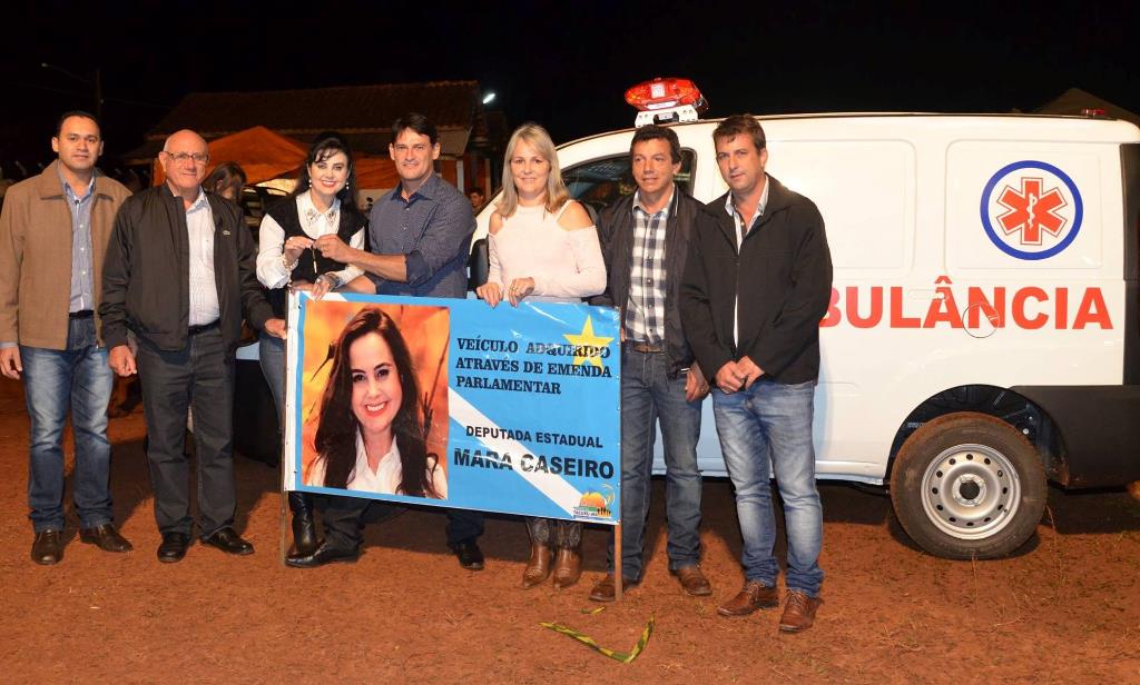 Imagem: Prefeito de Tacuru recebe chaves da ambulância das mãos da deputada