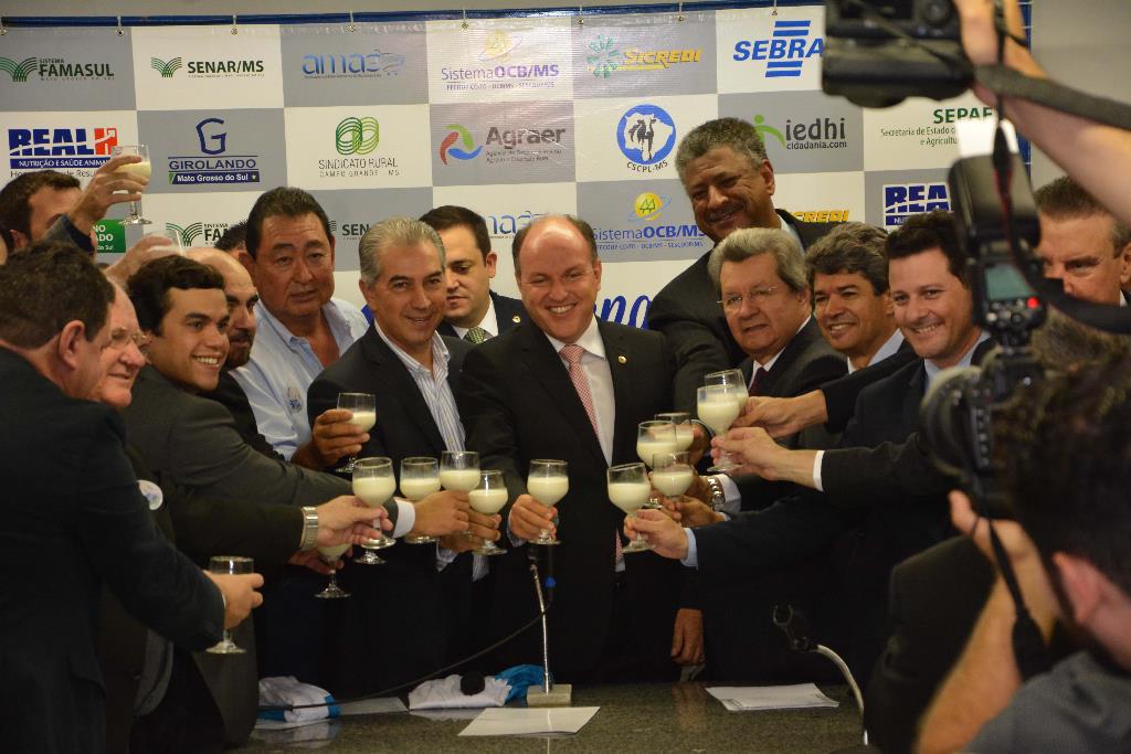 Imagem: Ao final da solenidade, foi feito o tradicional brinde do leite da manhã 