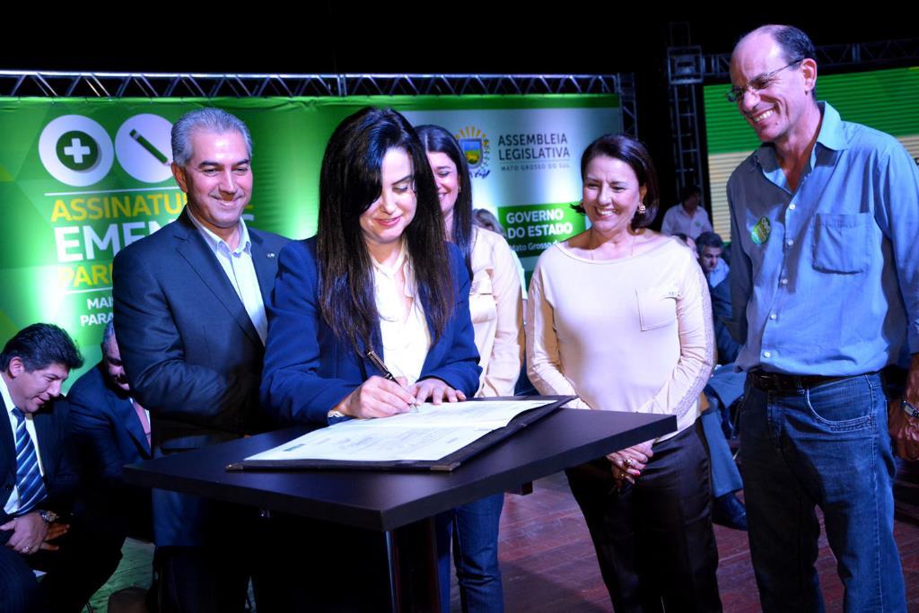 Imagem: Mara Caseiro assina emenda que contempla o município de Amambai