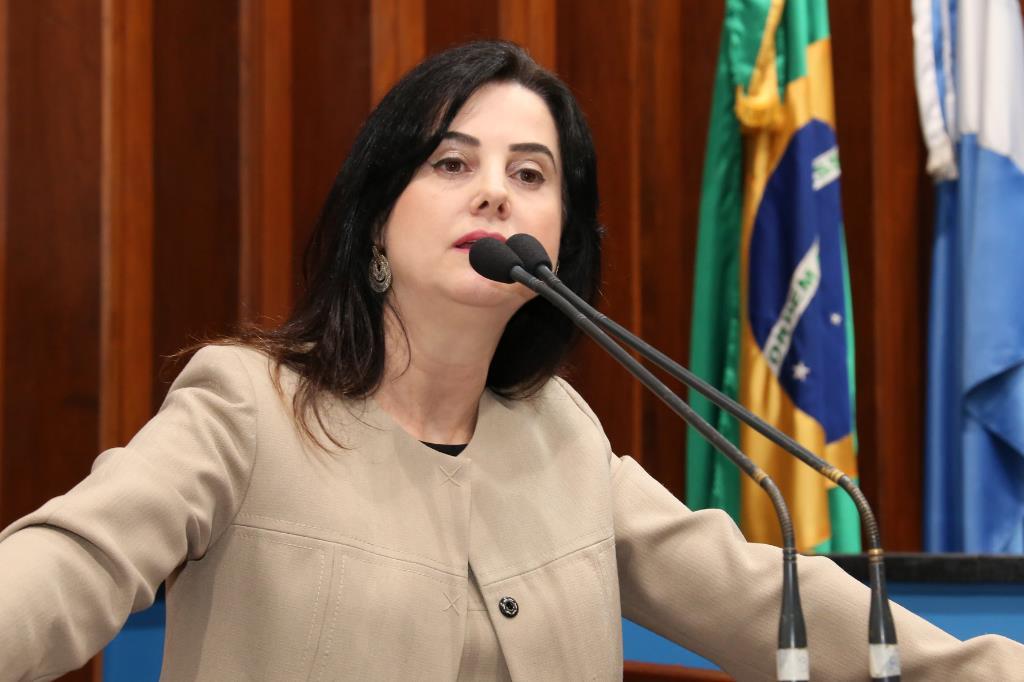 Imagem: Mara Caseiro protesta contra o presidente da Fetems