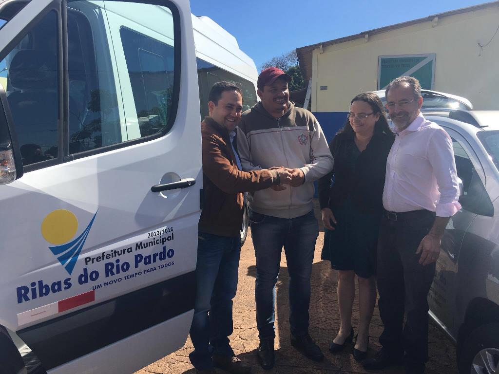 Imagem: Marcio Fernandes entrega chave ao Rio-Pardense Marcio, secretária de saúde, Divina de Castro e o prefeito Zé Cabelo.