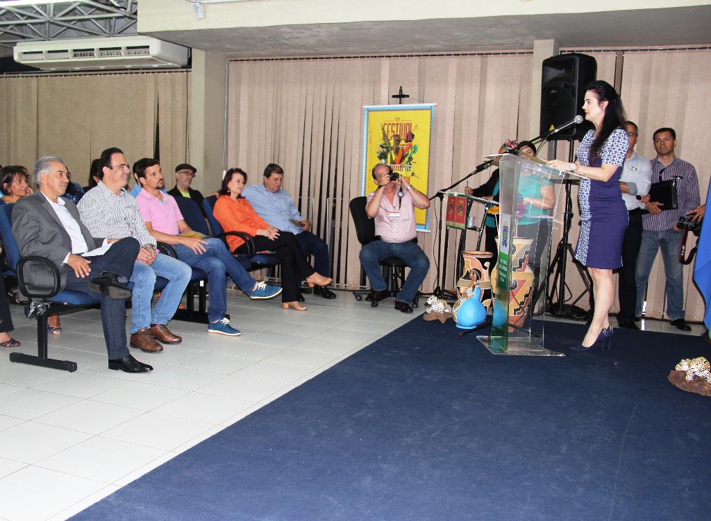 Imagem: Deputada Mara Caseiro fala em nome da Assembleia Legislativa durante lançamento do festival