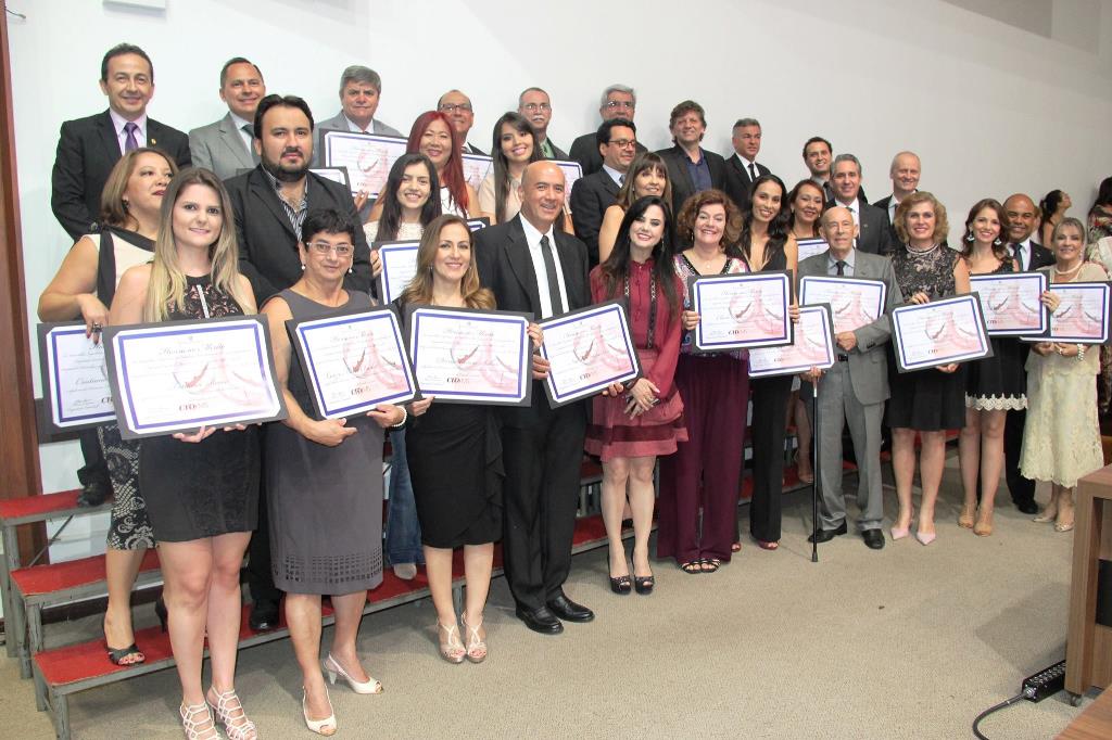 Imagem: Mara Caseiro ao lado dos homenageados