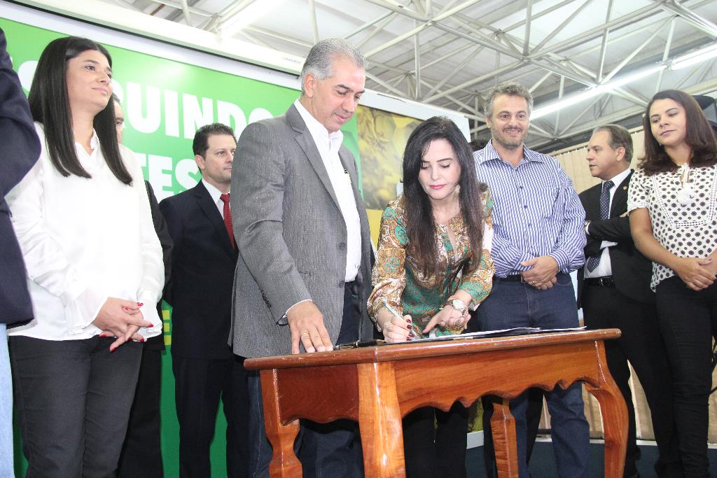 Imagem: Mara Caseiro participa da assinatura para execução de obras