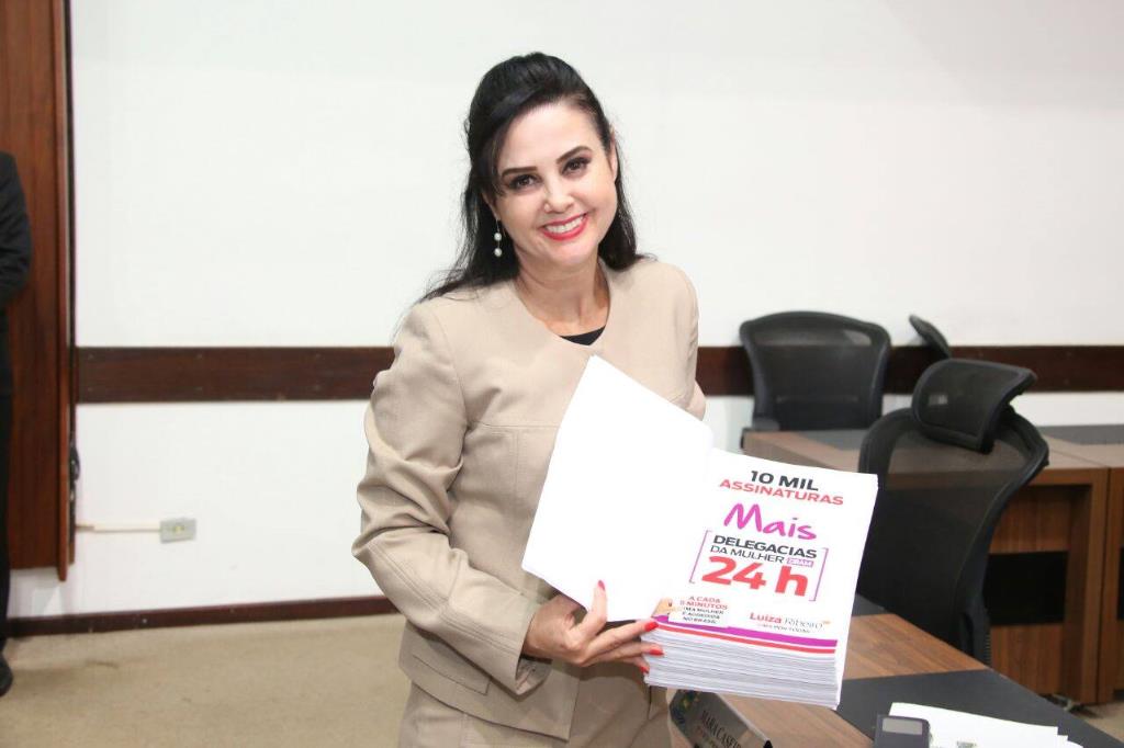 Imagem: Mara Caseiro recebe abaixo-assinado e encaminha ao governo