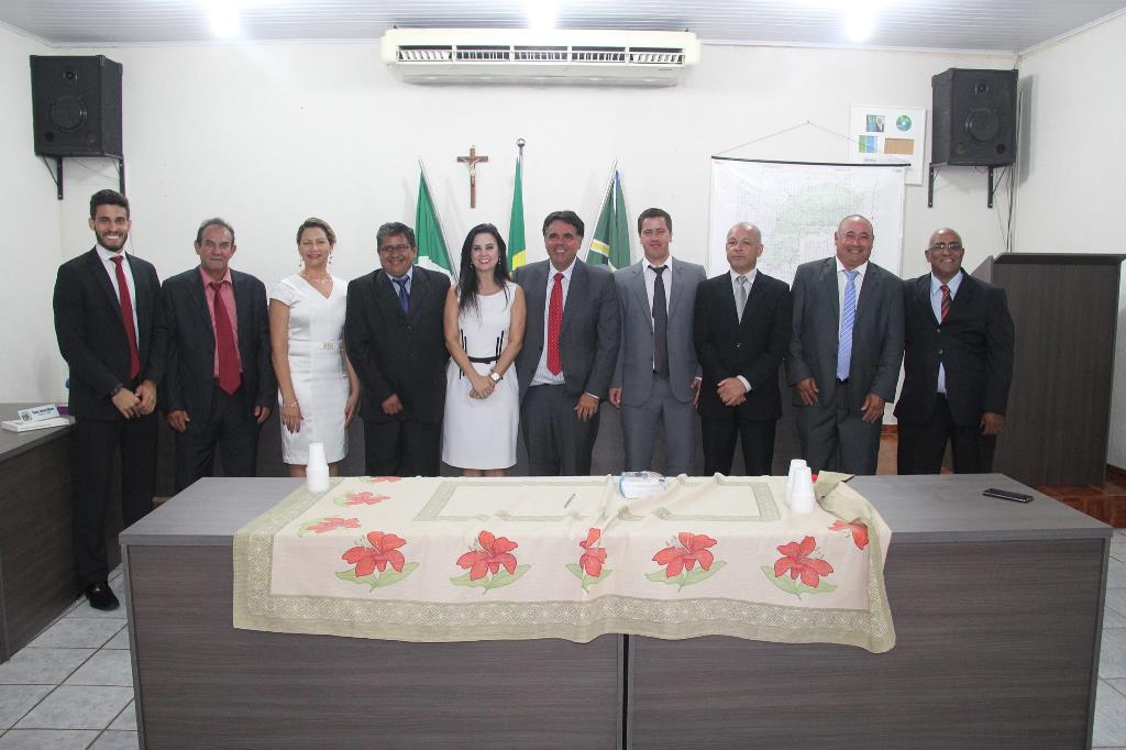 Imagem: Mara Caseiro ao lado dos vereadores de Rochedo