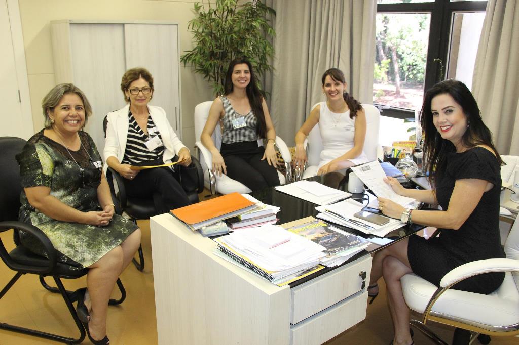 Imagem: Mara Caseiro, vereadoras e secretárias de Iguatemi