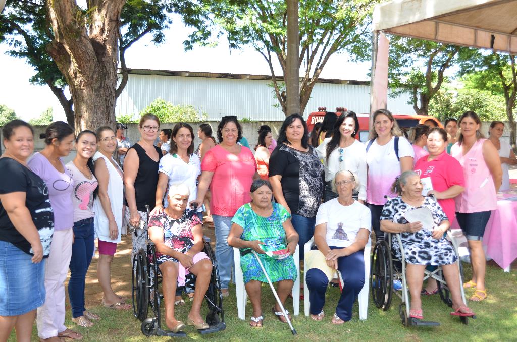 Imagem: Mara Caseiro com mulheres durante homenagens em Mundo Novo