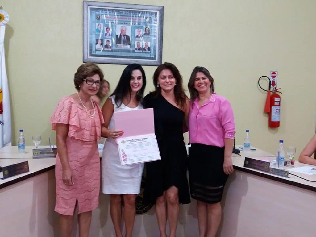 Imagem: Mara Caseiro recebe homenagem das vereadoras de Iguatemi