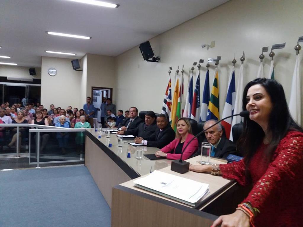 Imagem: Mara Caseiro discursa durante homenagens em Amambai