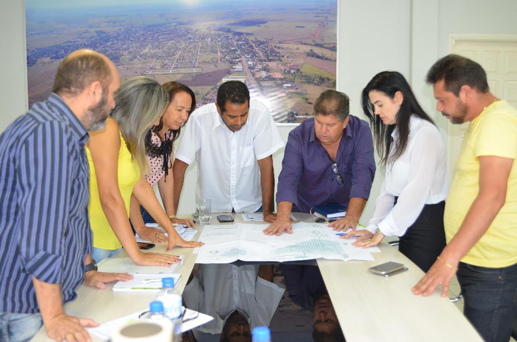 Imagem: Mara Caseiro e lideranças de Eldorado durante reunião sobre habitação