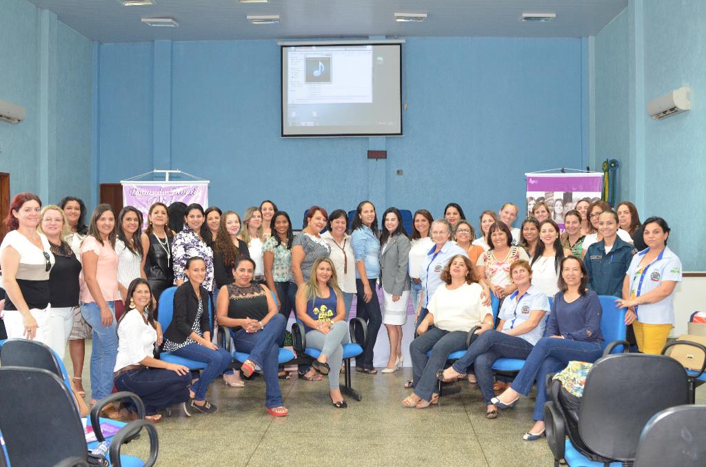 Imagem: Mara Caseiro ao lado das participantes do seminário