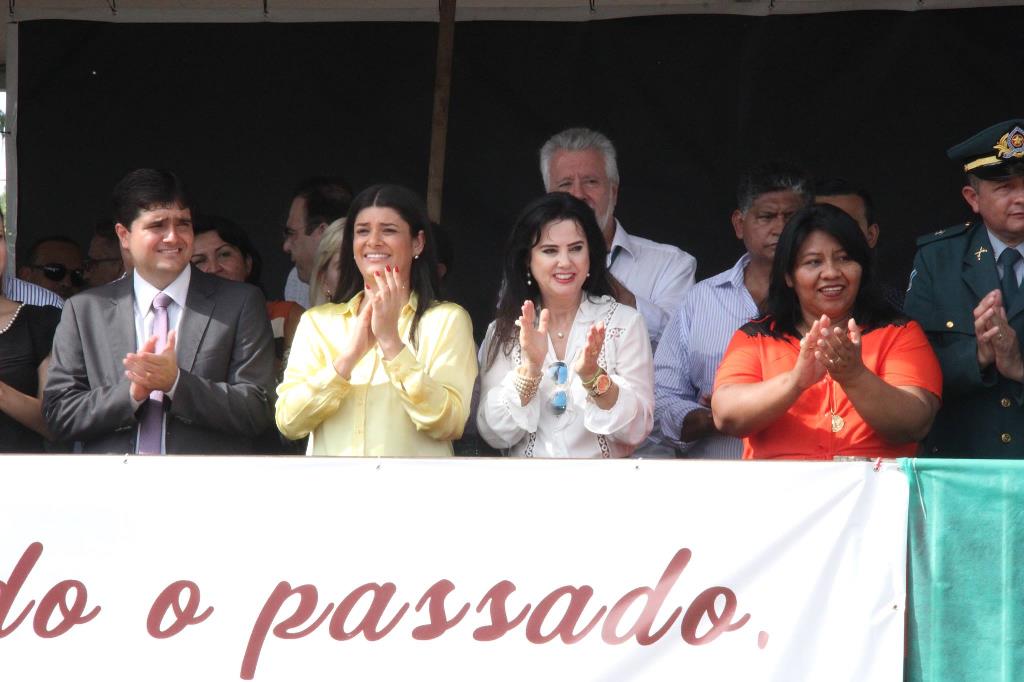 Imagem: Mara Caseiro ao lado de autoridades durante o desfile cívico