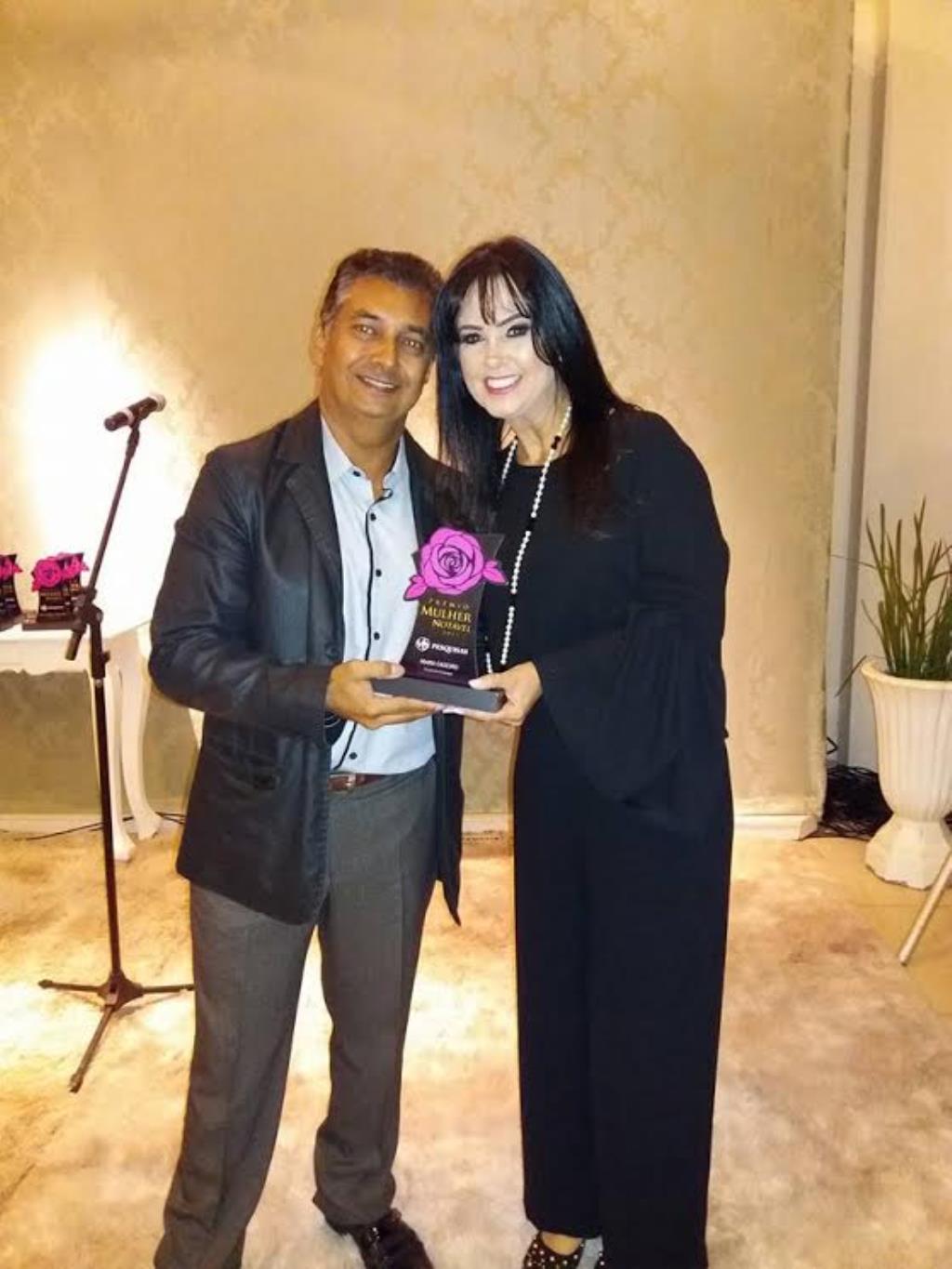 Imagem: Mara Caseiro recebe premiação em Naviraí